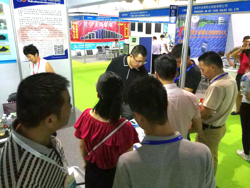 对碳纤维产品感兴趣的客户在裕丰碳纤维的展台前排起了队