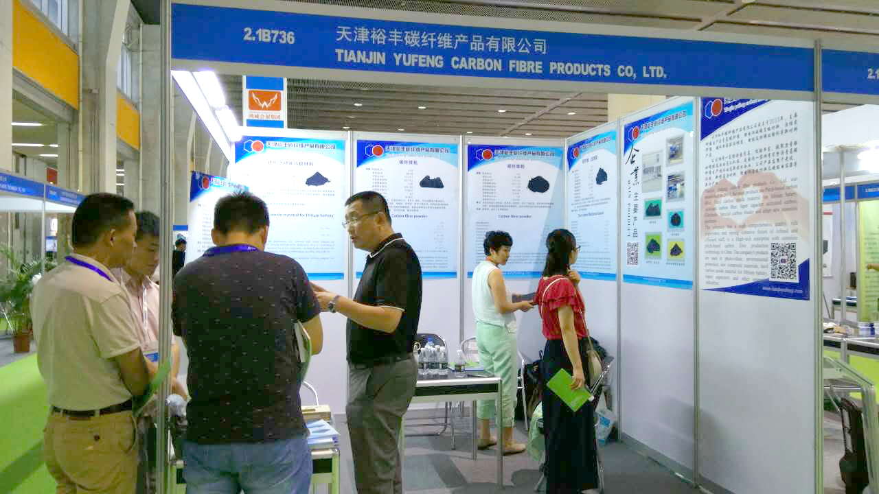 裕丰的工作人员在与客户就产品的性能进行深入的探讨